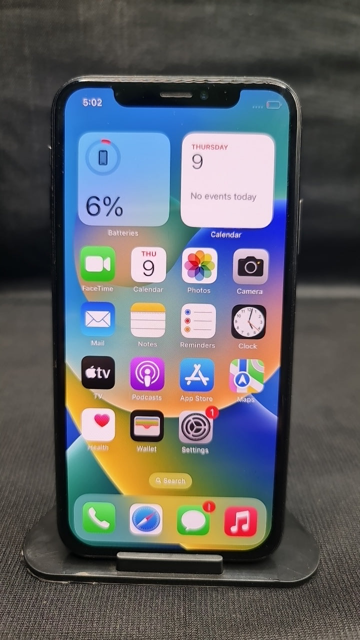 Apple iPhone X (3 GB/256 GB) front photo